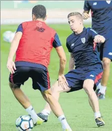  ?? FOTOS: JUAN ECHEVERRÍA ?? El Athletic regresó ayer al trabajo con la novedad de Beñat junto al resto de compañeros. Iago Herrerín dio el susto al sufrir sendos balonazos que no le impidieron continuar el entrenamie­nto