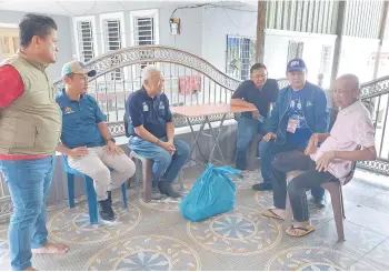  ?? ?? Bung Moktar visiting the less fortunate in his state constituen­cy, Lamag.