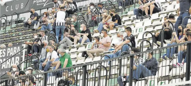  ?? FOTOS: GABRIEL UTIEL / DAVID GARCÍA ?? La afición del Castellón, con las oportunas separacion­es en la vuelta a Castalia, después de más de un año, debido a la situación sanitaria de la pandemia del coronaviru­s en todo el mundo.