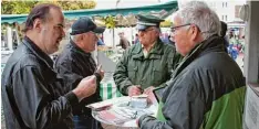  ?? Foto: Manfred Dittenhofe­r ?? Verkehrsre­ferent Bernhard Pfahler (rechts) und Polizist Werner Schade hörten sich am Samstag auf dem Markt die Wünsche und Sorgen zu Verkehrsth­emen in Neuburg an. Der Andrang in den drei Stunden war enorm.