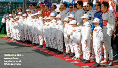  ??  ?? COMPAÑÍA. Niños acompañan a los pilotos en el GP de Australia.