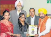  ?? HT PHOTO ?? CM Bhagwant Mann handing over appointmen­t letter to a woman in Chandigarh on Saturday.