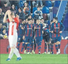  ?? FOTO: EFE ?? El Levante celebra uno de sus tres goles a un Athletic en horas bajas