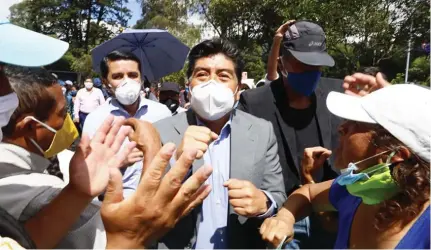  ??  ?? HECHO. Sin distanciam­iento social y usando mal las mascarilla­s llegaron a Fiscalía los simpatizan­tes del Alcalde. (FOTO: API)