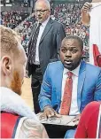  ?? BROCK UNIVERSITY ?? Guelph Nighthawks general manager-head coach Charles Kissi, seated, and Mike Rao, standing at left, spent two seasons coaching together on the men's basketball team at Brock University.