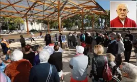  ?? (Photo Laurent Martinat) ?? Place Vicomtesse de Noailles, sur le jeu de boules que Claude Chalvet affectionn­ait, et en présence de sa famille, ses proches et amis lui ont rendu hier un dernier hommage.