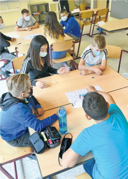  ??  ?? Die Sommerschu­le – im Bild bei der Premiere 2020 in Mödling – ist nur eine Säule im Förderprog­ramm des Bildungsmi­nisteriums, mit dem die Corona-bedingten Lerndefizi­te aufgeholt werden sollen.