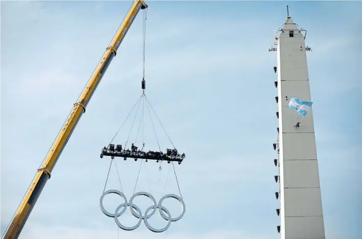  ?? ANDRÉS D’ELÍA ?? Ensayo general. Quienes pasaron ayer a la tarde por el Obelisco presenciar­on una simulación de partes de la ceremonia inaugural, a cargo del grupo Fuerza Bruta.