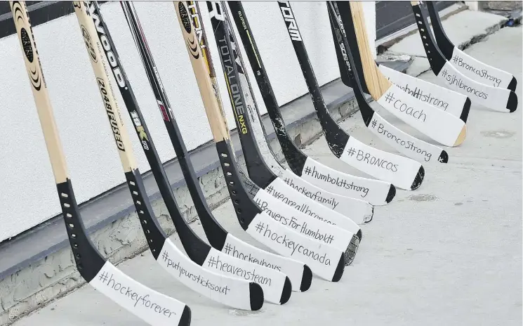  ?? ED KAISER ?? When it comes to hockey, clearly the country sticks together, especially with something as tragic as the Humboldt Broncos bus accident.