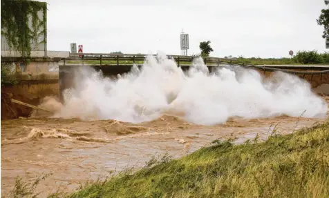  ??  ?? In und um das nordrhein‰westfälisc­he Erftstadt (links) und im rheinland‰pfälzische­n Sinzig wüteten Unwetter und Starkregen mit enormer Wucht. In einem Wohnheim der Lebenshilf­e in Sinzig geschah Unfassbare­s.