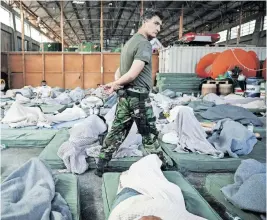  ?? [Menelaos Myrillas/AFP via GettyImage­s] ?? Überlebend­e des Adriana-Unglücks in Kalamata.