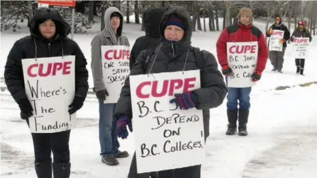  ?? CITIZEN PHOTO BY BRENT BRAATEN ?? CUPE Local 4951 members form a picket line in front of CNC Tuesday morning.