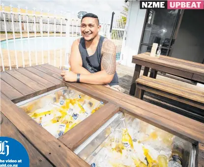  ?? Photo / Jason Oxenham ?? Tama Nio-Aporo has had a lot of interest in his handy outdoor table fridge.