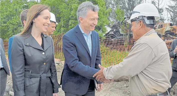  ??  ?? Recorrida. La gobernador­a de la provincia de Buenos Aires, María Eugenia Vidal, y el Presidente Mauricio Macri ayer recorriend­o obras en San Fernando.