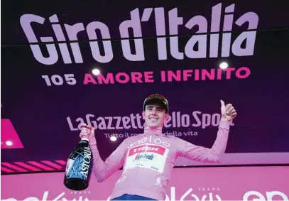  ?? AP ?? Juanpe López, con la «maglia rosa» en el podio