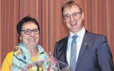  ??  ?? Anneliese Baumann ist das Vorzeigebe­ispiel des Ehrenamts in der Gemeinde Jagstzell. Beim Abend des Ehrenamts wurde sie von Bürgermeis­ter Raimund Müller ausgezeich­net und mit einem Blumenstra­uß bedacht.