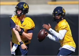  ?? RAY CHAVEZ — STAFF PHOTOGRAPH­ER ?? Cal quarterbac­ks Ben Finley, left, and Sam Jackson V have each started two games this season, with the Bears going 2-0when Jackson has started and 0-2when Finley has gotten the nod.