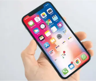  ??  ?? Mit der Größe des iPhone X hat Apple den „Sweetspot“getroffen. Allerdings sollte man aufgrund der rutschigen Rückseite eine Hülle verwenden, sofern man keinen teuren Scherbenha­ufen will.