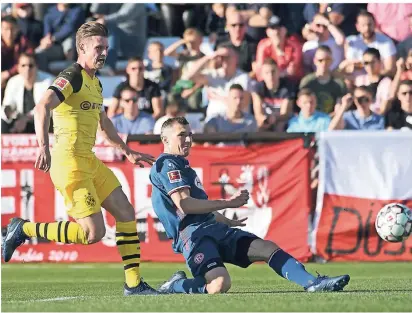  ?? FOTO: CHRISTOF WOLFF ?? Es ging durchaus hart zur Sache: Fortuna-Kapitän Oliver Fink (rechts) grätscht Lukasz Piszczek ab.