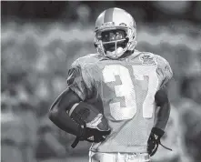  ?? AP PHOTO/JACK SMITH ?? Tennessee wide receiver Peerless Price strikes a pose as he watches a replay of his 79-yard touchdown catch in the fourth quarter of the Fiesta Bowl against Florida State on Jan. 4, 1999 in Tempe, Ariz. Price also had a long touchdown catch (67 yards) in the Vols’ 41-0 win against Vanderbilt to complete the 1998 regular season undefeated.