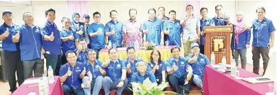  ??  ?? MUSA (berdiri tengah) merakamkan gambar kenangan bersama AJK BN Pensiangan.