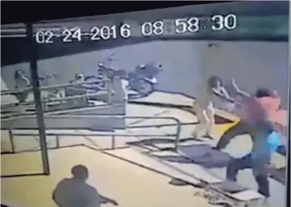  ??  ?? La agresión quedó registrada en video por una cámara instalada cerca del Hospital Calderón Guardia.