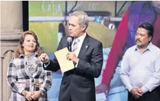  ??  ?? Miguel Ángel Mancera detalla que el Gobierno capitalino es el encargado de plantear los proyectos en que habrá de invertirse el Fondo de Reconstruc­ción.