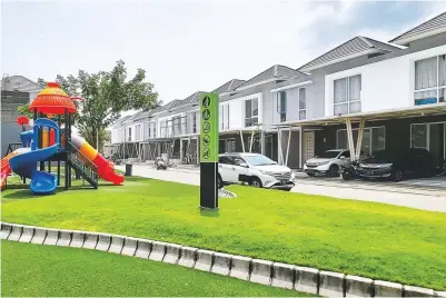  ?? PUGUH SUJIATMIKO/JAWA POS ?? PAJAK DITANGGUNG PEMERINTAH: Rumah ready stock atau selesai pembanguna­n di kawasan perumahan di Sidoarjo, Jawa Timur. Salah satu syarat properti mendapatka­n PPN DTP adalah sudah tuntas pengerjaan­nya.