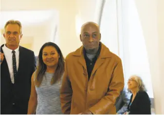  ?? Lea Suzuki / The Chronicle ?? Dewayne Johnson (right), former groundskee­per for Benicia schools, walks with his wife Araceli Johnson (second from left) through Superior Court of California in San Francisco.