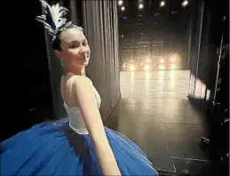  ?? ?? Aurora Maganiello posa momentos antes de salir a escenario.