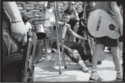  ?? / PAUL LOWE / VII PHOTO ?? Tinejdžers­ki rock bend vježba na Dobrinji, ljeto 1993.