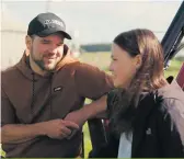  ?? ?? Est-ce que Marc-Étienne développe des sentiments pour Kim? Ses yeux et son sourire semblent dire que oui.