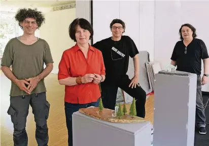  ?? NGZ-FOTO: WOI ?? Marcus Kaiser, Julia Lohmann, Günter Thorn und Marcel Hardung (v.l.) stellen in einer Gemeinscha­ftsschau auf Schloss Reuschenbe­rg aus.