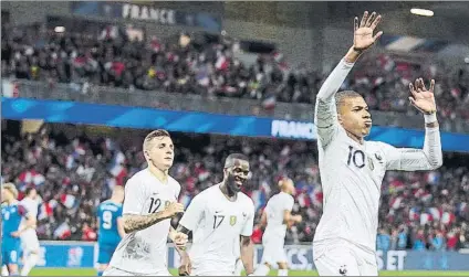  ?? FOTO: AP ?? Mbappé celebra su gol a Islandia El joven delantero impidió ayer el triunfo de los nórdicos en Guingamp