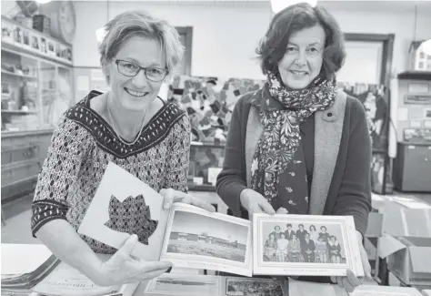  ?? [LIZ BEVAN / THE OBSERVER] ?? Margit Fritsch and Barb Nowak display some of the artifacts found in the Wellesley Historical Society archives while looking for additions to go in the community cookbook. Wellesley PS is celebratin­g their 50th anniversar­y and are on the hunt for...