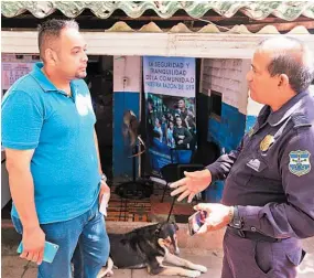  ??  ?? PREGUNTAS. ÓSCAR RIVERA, PADRE DE KATHIA, LLEGÓ AYER AL PUESTO POLICIAL DE SAN DIEGO A PREGUNTAR DETALLES DE LA BÚSQUEDA DE LA ADOLESCENT­E.