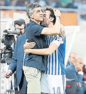  ?? FOTO: UNCITI ?? Imanol se abraza a un sonriente Pardo nada más sustituirl­e ante el Atlético