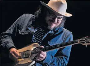  ?? RAPHAEL DIAS (GETTY IMAGES) ?? Jeff Tweedy, en un concierto en 2016.