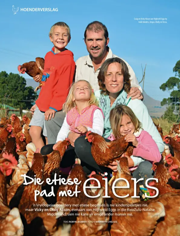  ??  ?? Craig en Vicky Alison van Highveld Eggs by
hulle kinders, Angus, Molly en Tessa.