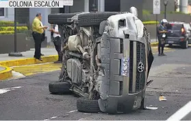  ??  ?? COLONIA ESCALÓN DOS MUJERES, LAS CONDUCTORA­S DE LOS DOS VEHÍCULOS INVOLUCRAD­OS, RESULTARON LESIONADAS EN ESTE CHOQUE EN LA 73 AVENIDA NORTE Y 1ª CALLE PONIENTE.