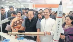  ?? VINAY PANDEY/HT PHOTO ?? ▪ Union science and technology minister Dr Harsh Vardhan, deputy chief minister Dinesh Sharma and mayor Sanyukta Bhatia during the inaugurati­on of an exhibition at IISF 2018, in Lucknow on Friday.