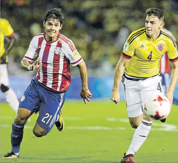  ?? FOTO: EFE ?? Óscar Romero, que participó en la victoria del combinado paraguayo frente Colombia (1-2), es uno de los tres jugadores albiazules que están disputando partidos con sus seleccione­s