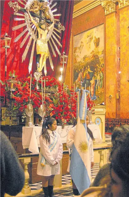  ?? N. RUIZ ?? Acto. Chicos de una escuela pública en la catedral de Salta. Hasta hoy era legal la educación religiosa.