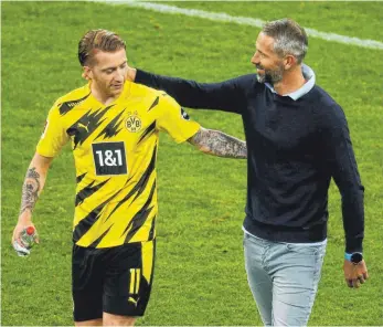  ?? FOTO: NORBERT SCHMIDT/IMAGO IMAGES ?? Sie werden sich bald länger unterhalte­n können: Borussia Dortmunds Kapitän Marco Reus und Borussia Dortmunds Demnächst-trainer Marco Rose.