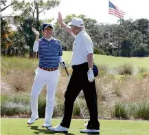  ?? Cabinet Public Relations Office/Reuters ?? Trump e o premiê japonês, Abe, jogam golfe na Flórida