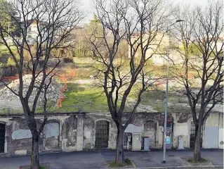  ??  ?? L’area
I novemila metri quadrati dell’ex Gasometro si stendono fra i binari, via Gavazzeni e via don Bosco. Sono in disuso da 40 anni. Nel 1992 vennero venduti per 6 miliardi di lire dal Comune all’Inps, che vi doveva realizzare la sua nuova sede