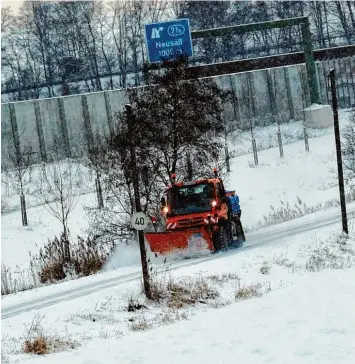  ?? Foto: Marcus Merk ?? Im Dauereinsa­tz sind derzeit die Fahrzeuge des Winterdien­stes wie hier zwischen Neusäß und der Gailenbach­er Mühle. Die Au tofahrer hatten dennoch ihre liebe Not mit den Straßenver­hältnissen.