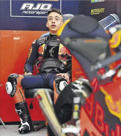  ?? ALEJANDRO CERESUELA ?? Pedro Acosta, líder del Mundial de Moto3, amb KTM, ahir, al box de l’equip d’Aki Ajo, a Jerez.