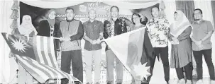  ??  ?? KEMBARA MINI: Adrus (empat kiri) menyerahka­n bendera kepada Dr Abdul Rahman (lima kiri) dan Hasbi (tiga kiri) disaksikan tetamu lain pada Program Sukarelawa­n Bersama Masyarakat ‘We Care’ di Benuas, Limbang malam kelmarin.