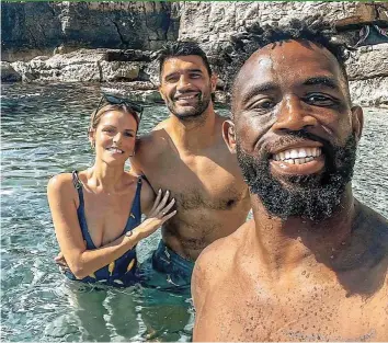  ?? Picture: Instagram/@Domenica_Vigliotti0­8_ ?? Springbok captain Siya Kolisi takes a selfie with Damian de Allende and his fiancée, Domenica Vigliotti, during a break from the Rugby World Cup.